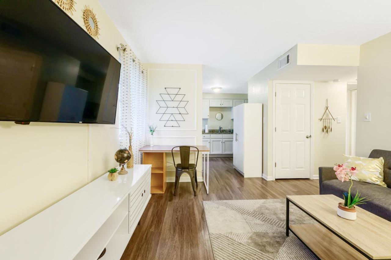 Dapper Digs - King Bed - Long Term Stays - Duke Durham Bagian luar foto