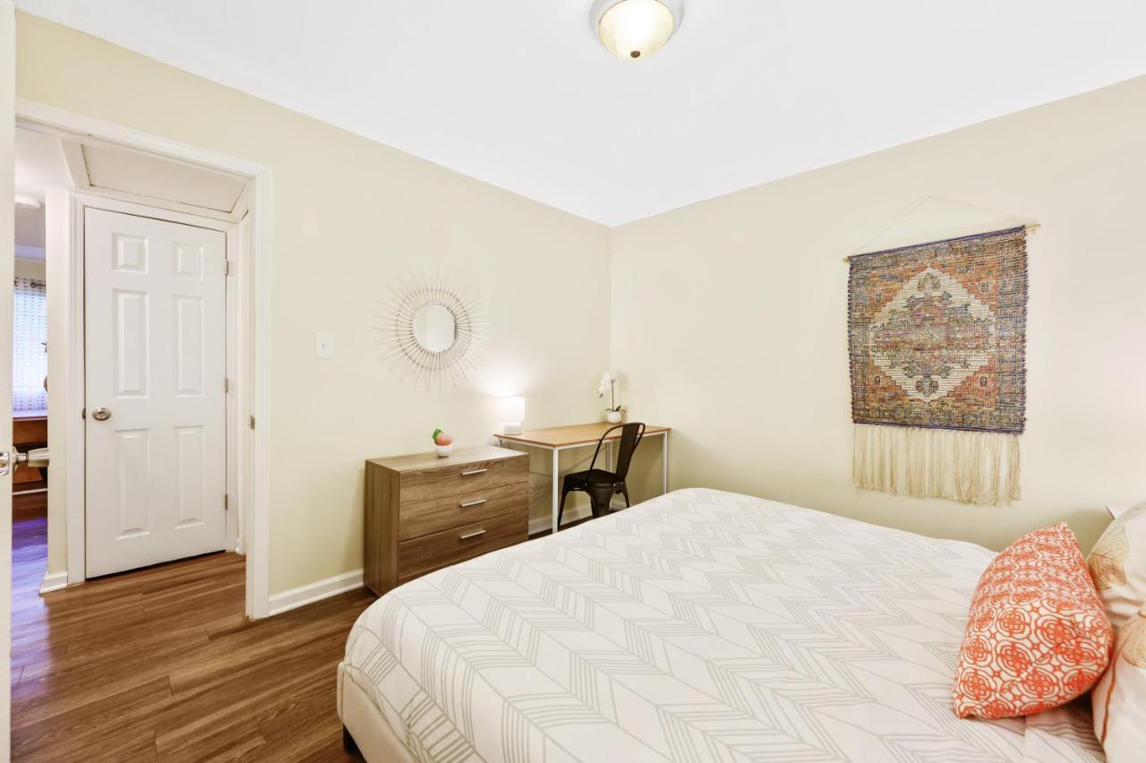 Dapper Digs - King Bed - Long Term Stays - Duke Durham Bagian luar foto